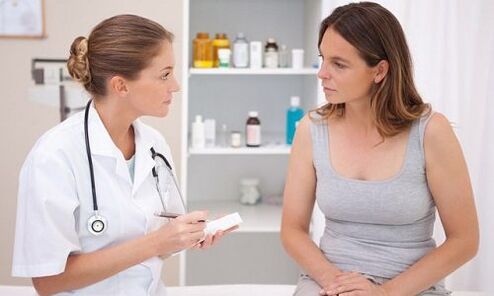 il medico prescrive il trattamento per le vene varicose